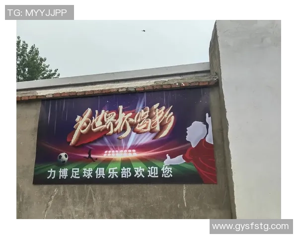 在绿茵场上挥洒激情踢足球的艺术之美与创作灵感